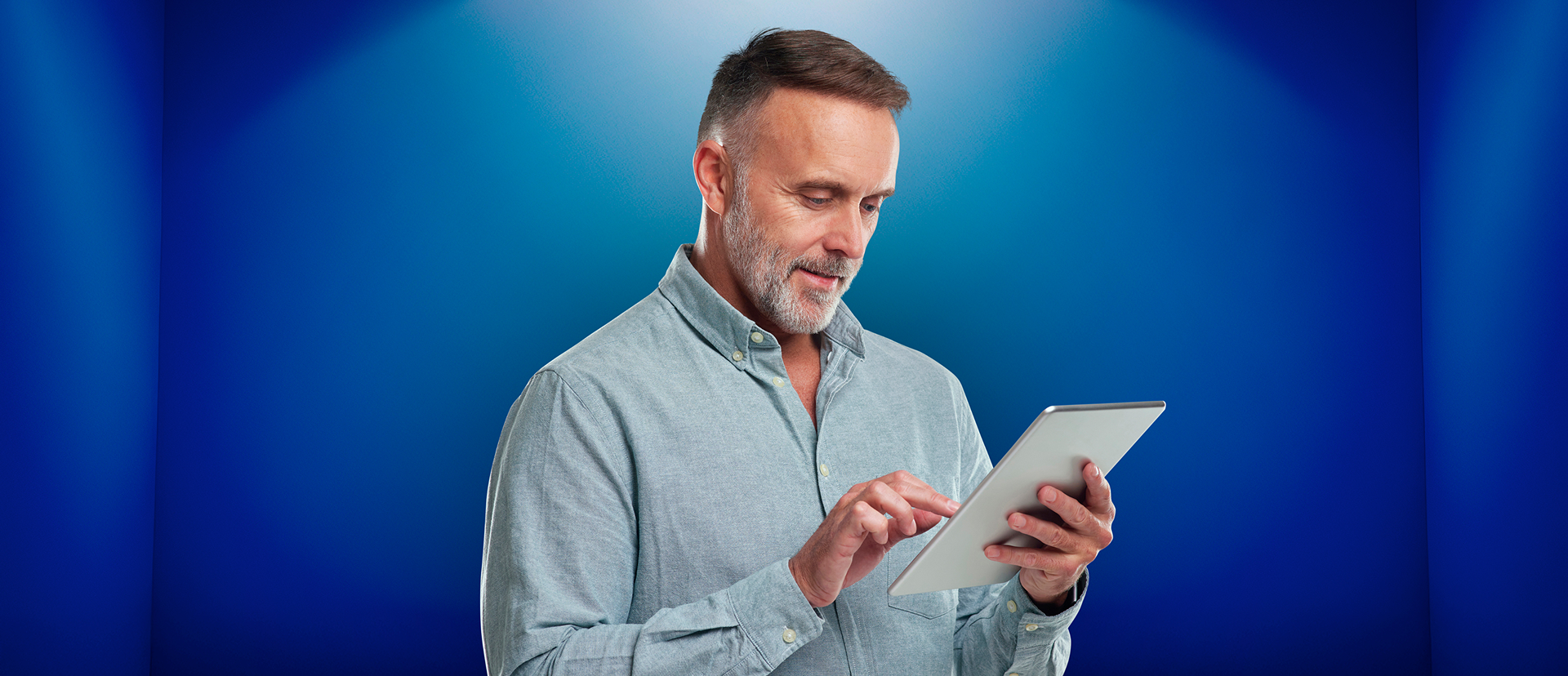 Homem de negócios usando tablet